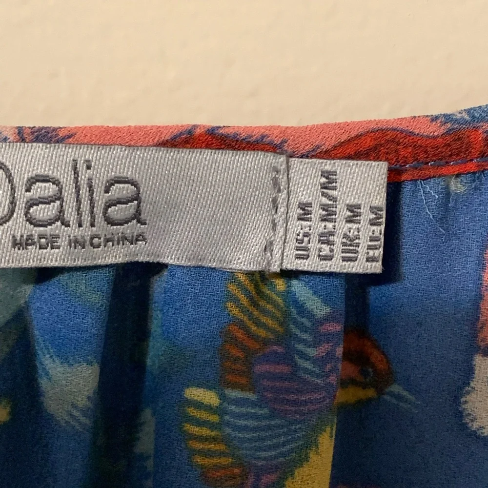 DALIA Floral Top size Medium - Picture 3 of 13